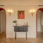 Apartment With Eiffel Tower View