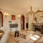 Apartment With Eiffel Tower View