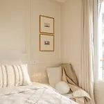 Apartment With Eiffel Tower View