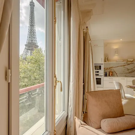 With Eiffel Tower View * Parigi