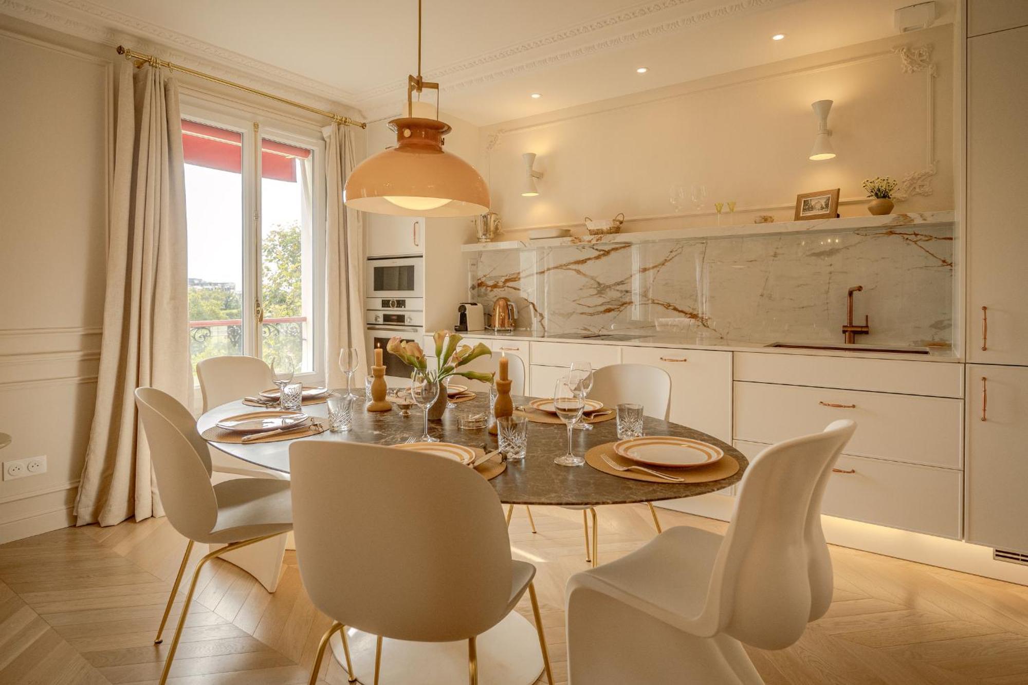 Apartment With Eiffel Tower View