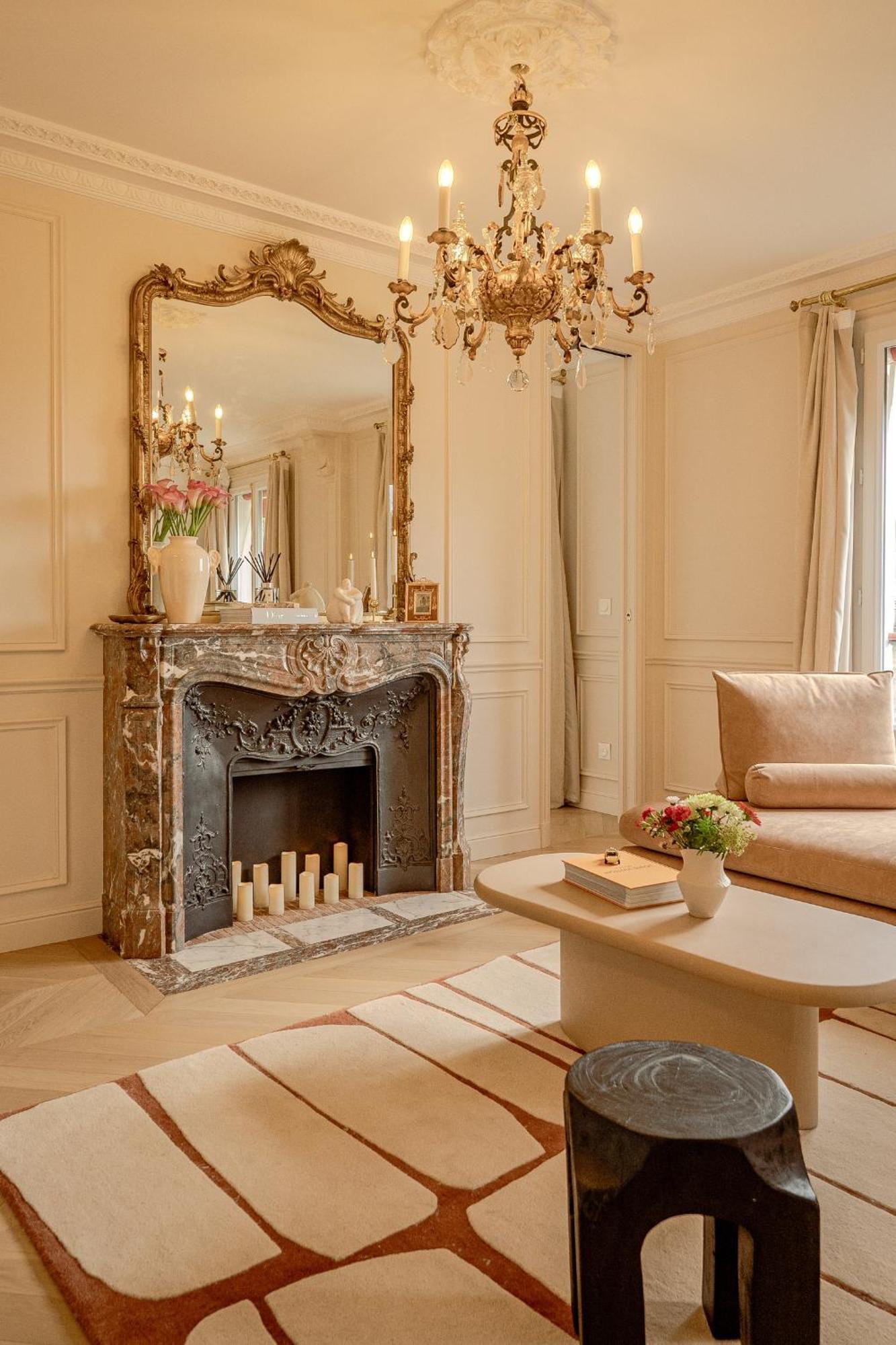 Apartment With Eiffel Tower View *