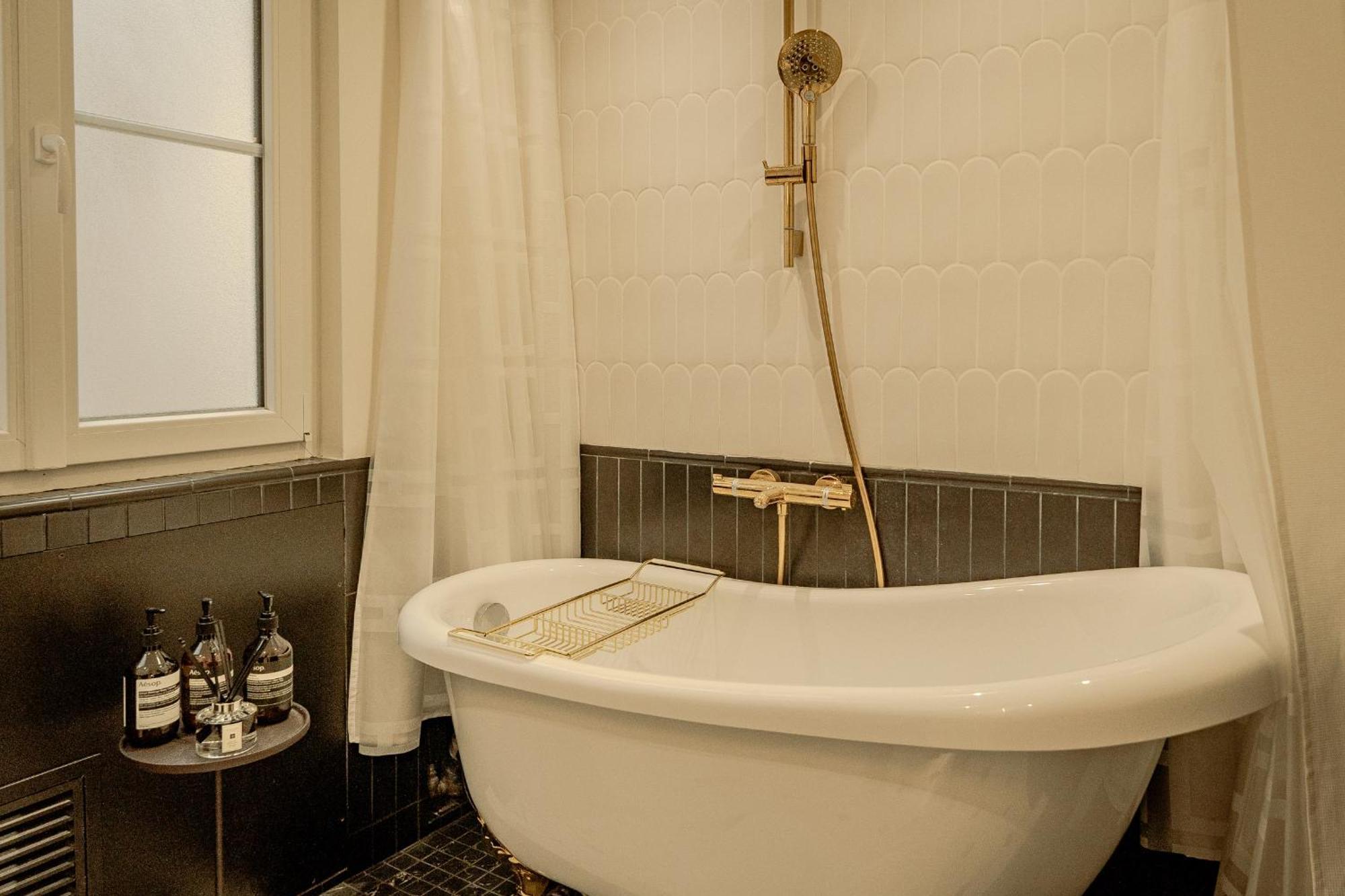 With Eiffel Tower View Parigi